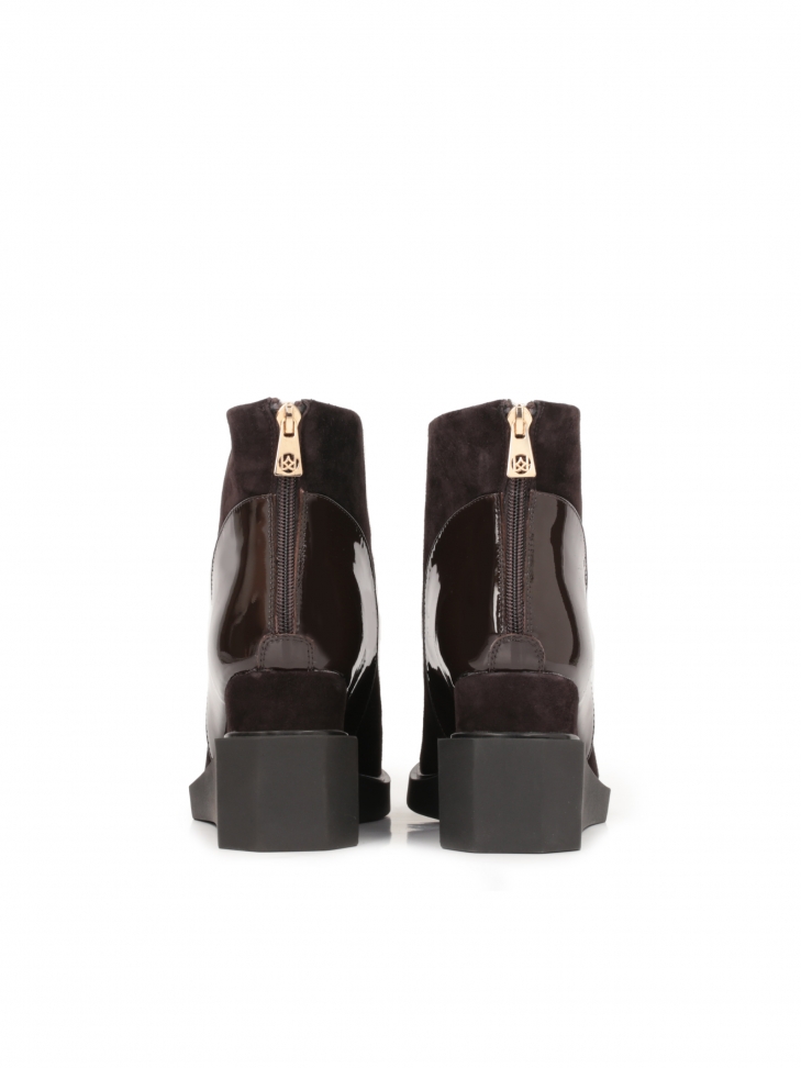 Ciemnobrązowe botki z zamszu i skóry lakierowanej osadzone na koturnie