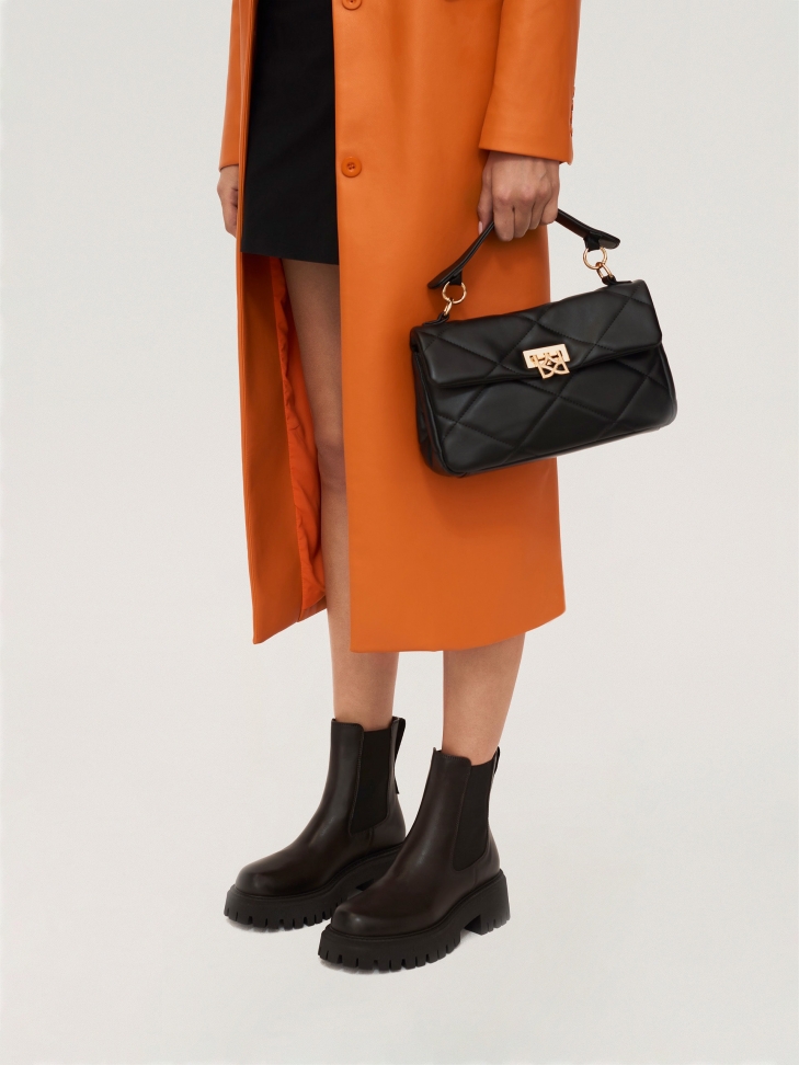 Czarna torebka w pikowany wzór wyposażona w rączkę