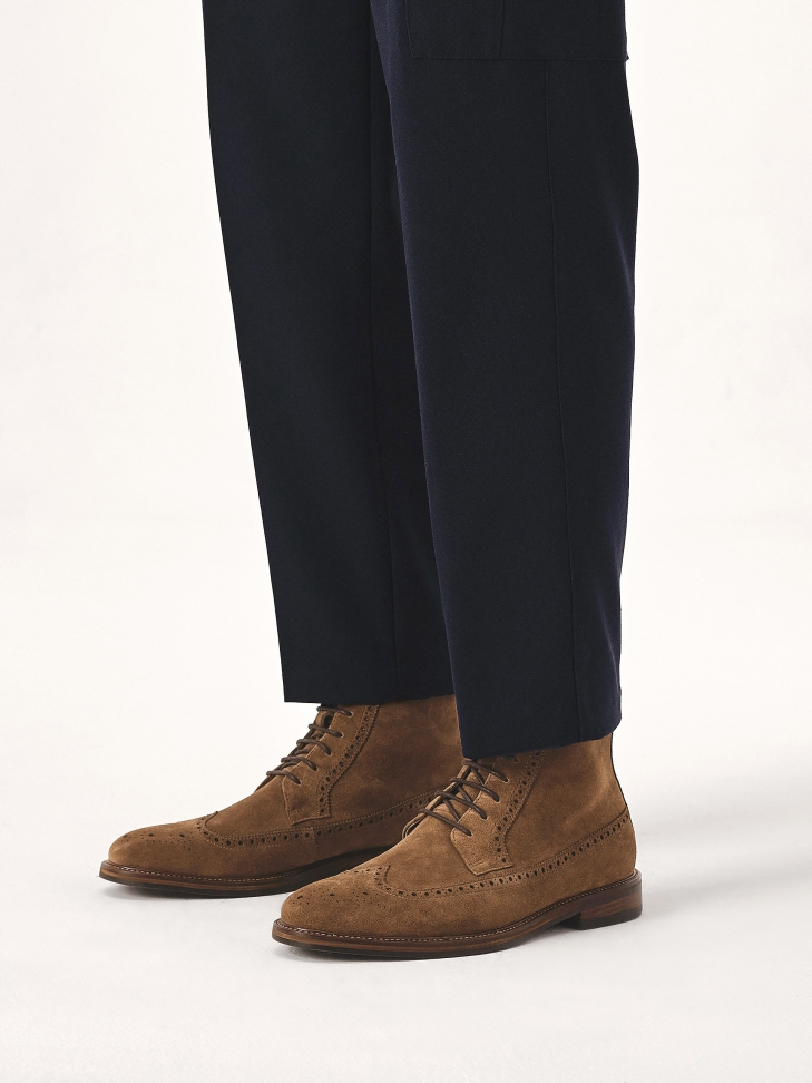 Zamszowe trzewiki z rozetowym zdobieniem