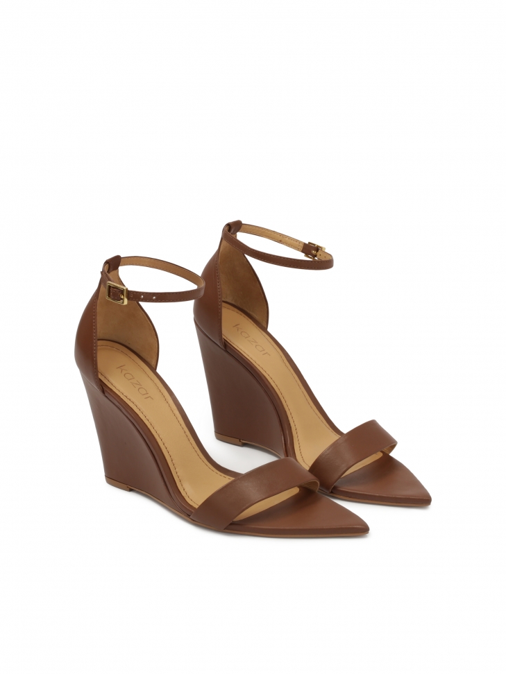 Brązowe skórzane sandały z koturnem