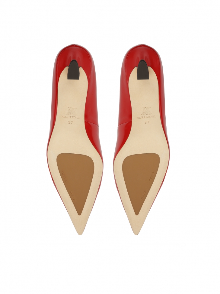 Czerwone czółenka na awangardowym obcasie