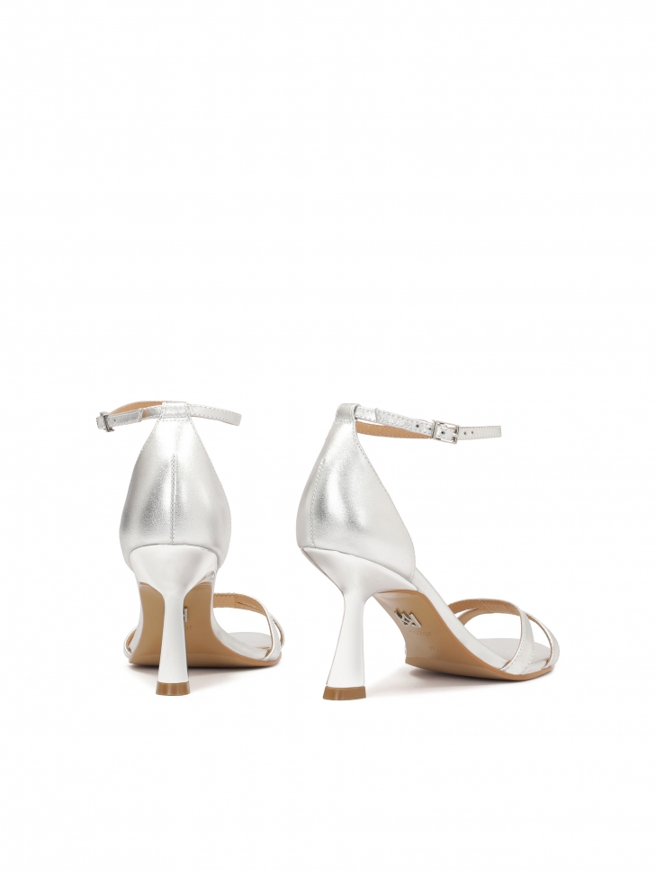 Ponadczasowe srebrne sandały z obcasem kaczuszką