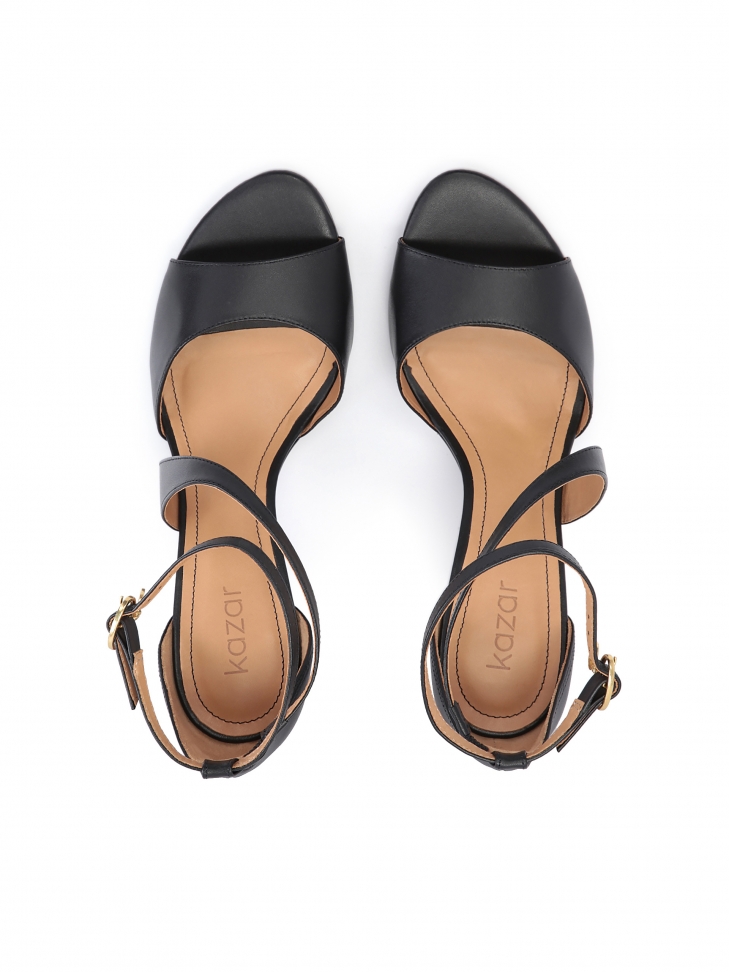 Klasyczne czarne sandały ze skóry z poprzecznym paskiem