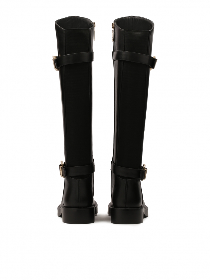 Klasyczne czarne kozaki zdobione sprzączkami na cholewce