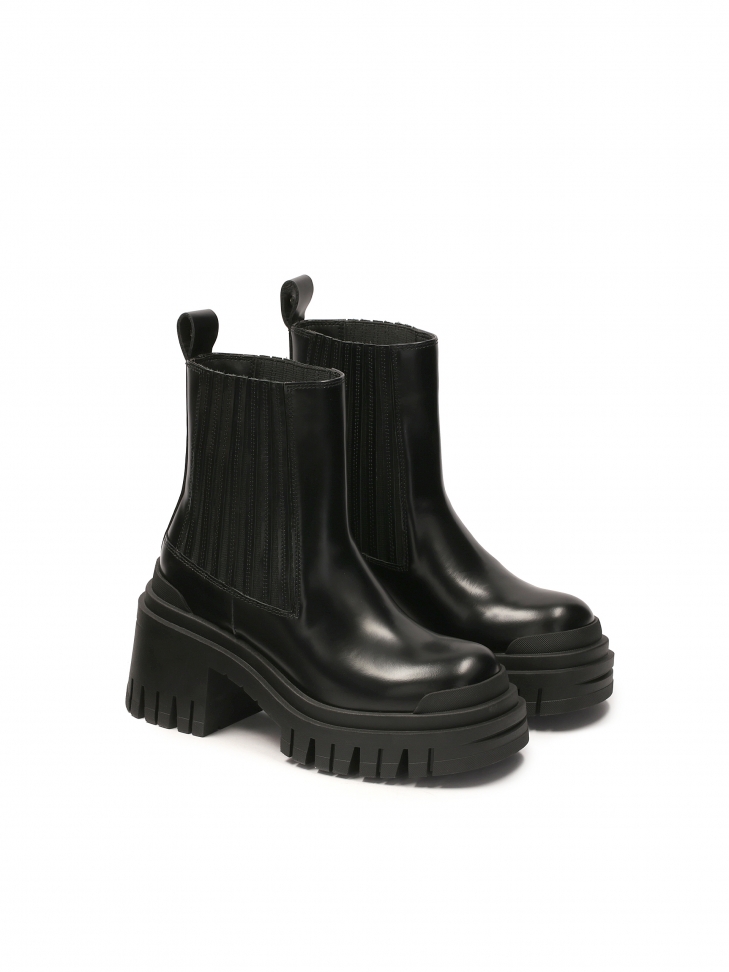 Wsuwane botki na masywnej podeszwie