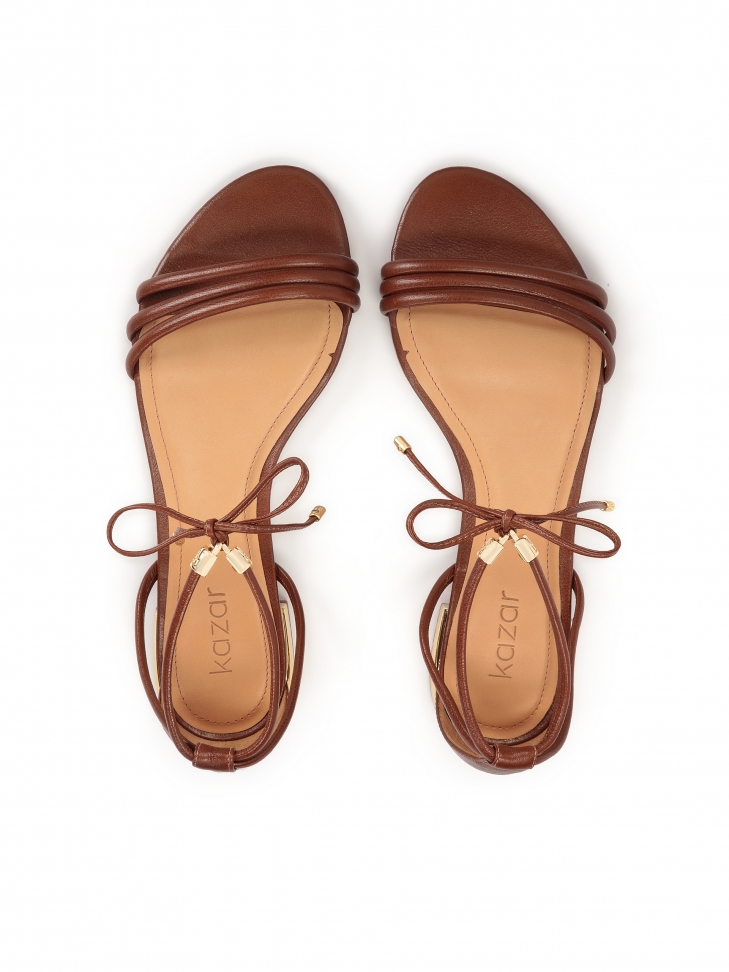 Płaskie brązowe sandały wiązane rzemykiem