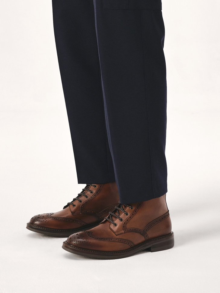 Brązowe trzewiki sznurowane ze zdobieniem brogue