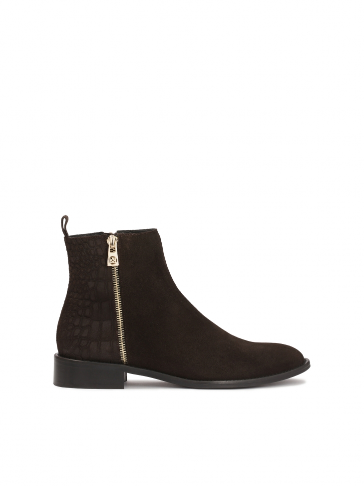 Zamszowe botki na zamek z tłoczonym wzorem