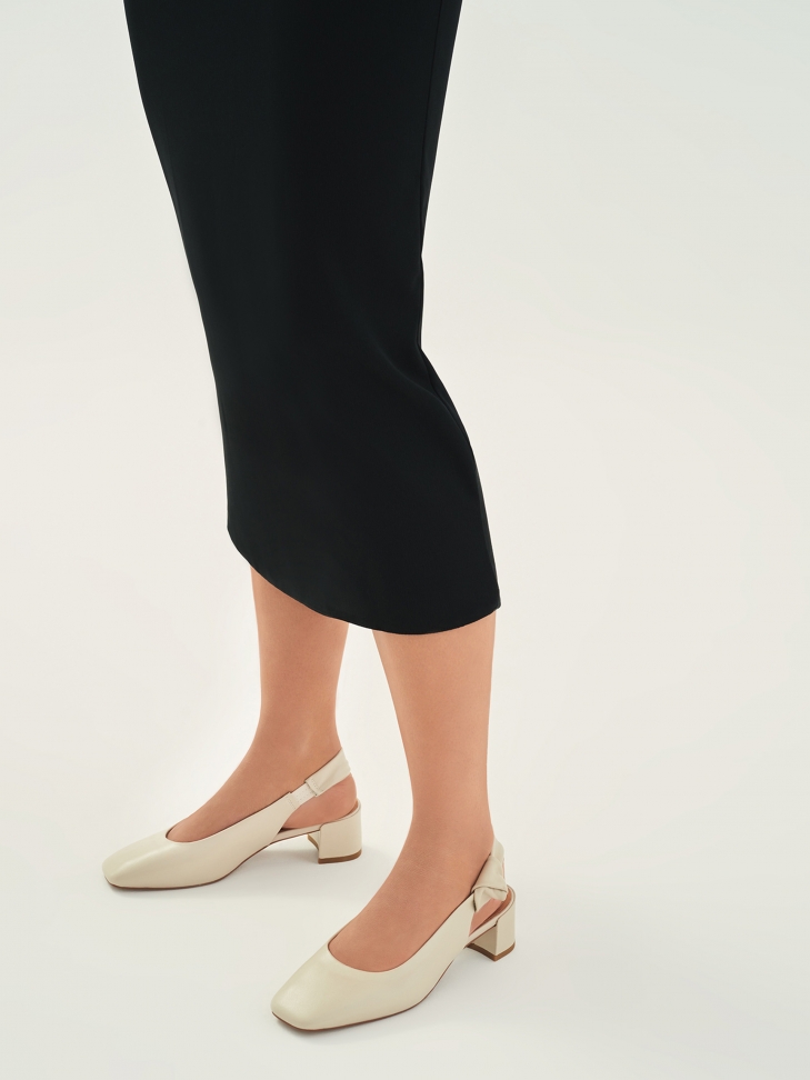 Czółenka damskie off-white z odytą piętą