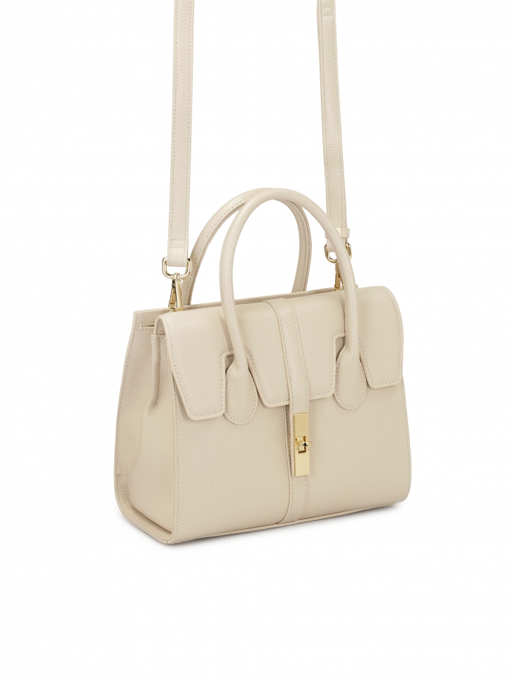 Szykowna skórzana torebka z finezyjną klapą