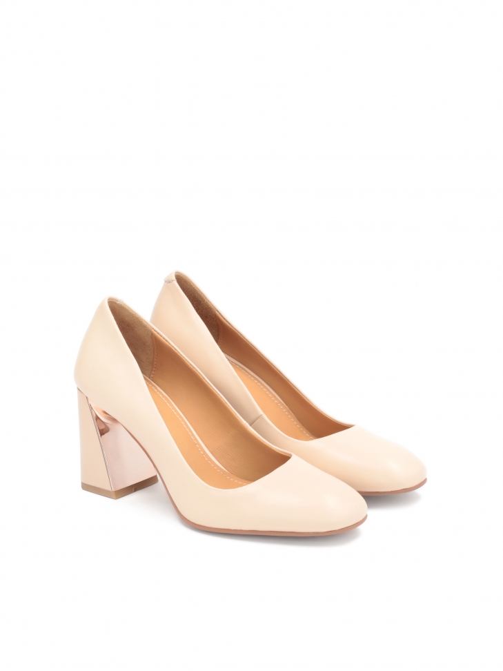 Beżowe czółenka na słupku z metalową wstawką