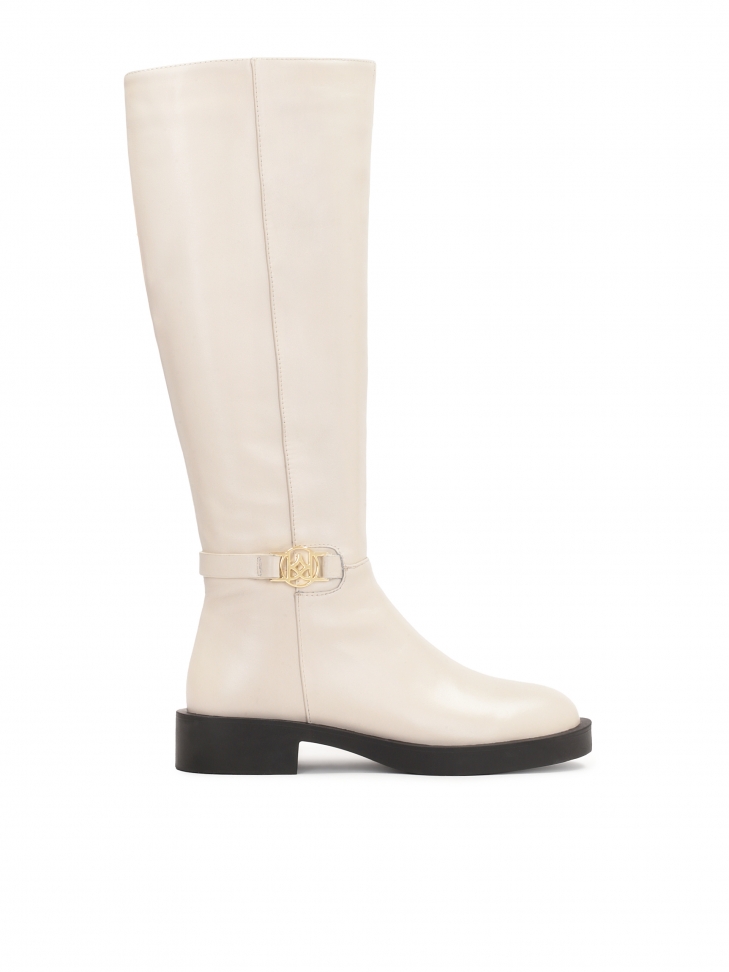 Beżowe kozaki na płaskiej czarnej podeszwie