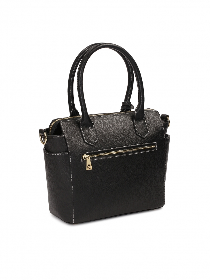 Czarna torebka z kontrastującymi białymi szwami