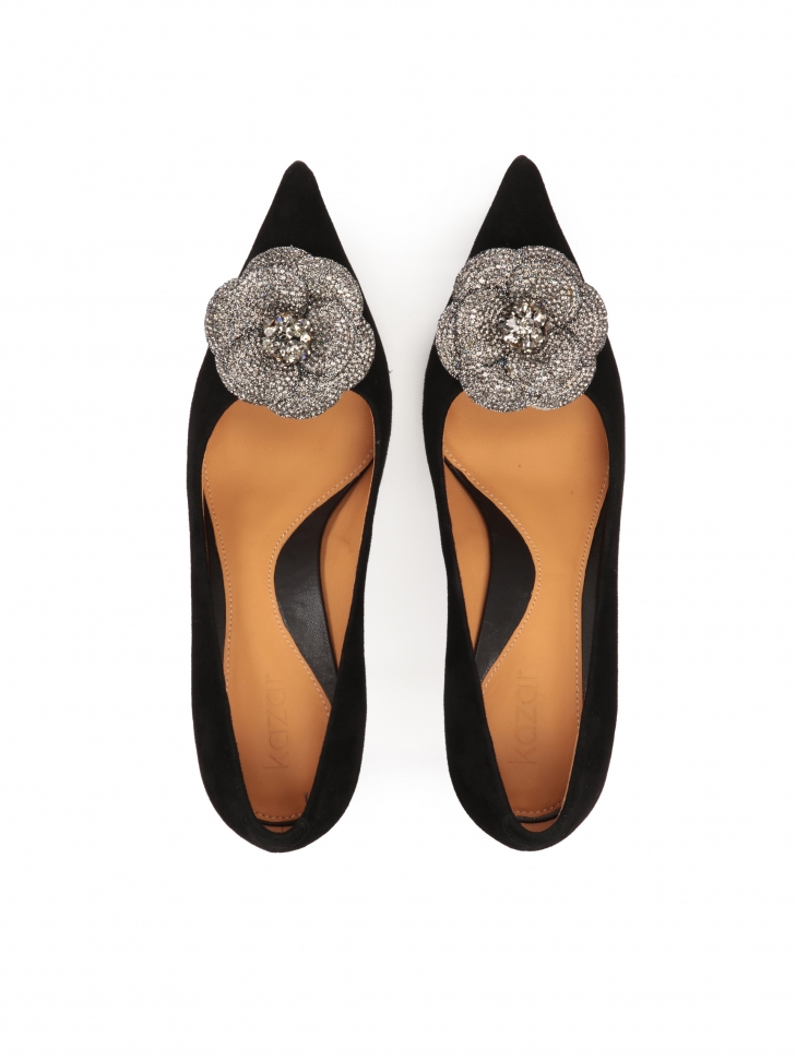 Czarne zamszowe czółenka z błyszczącym kwiatkiem