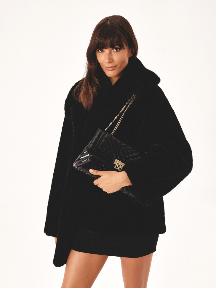 Lakierowana torebka z klapą