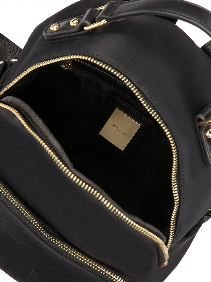 Czarny plecak z tkaniny z recyklingu o pojemnym wnętrzu