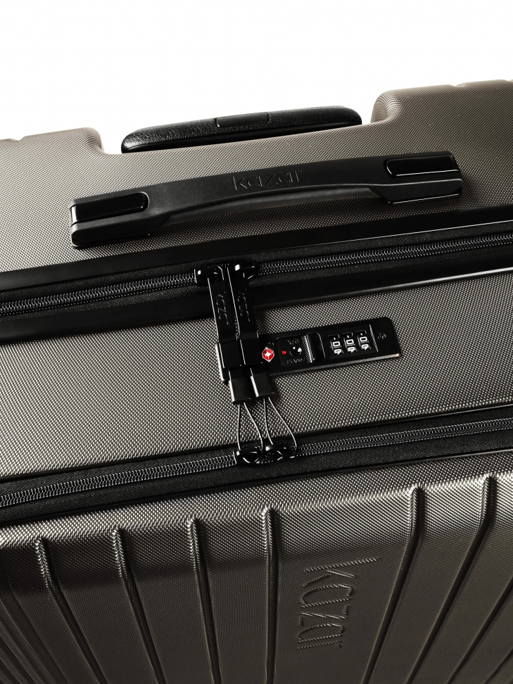 Średnia walizka na kółkach wykonana z policarbonu