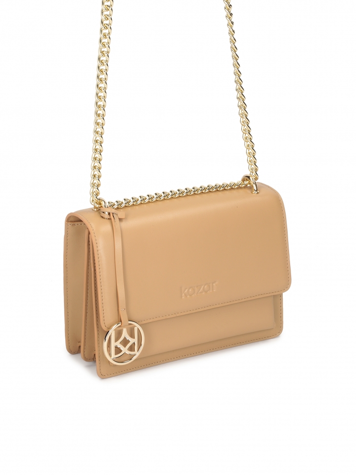 Skórzana torebka z klapą i metalową zawieszką