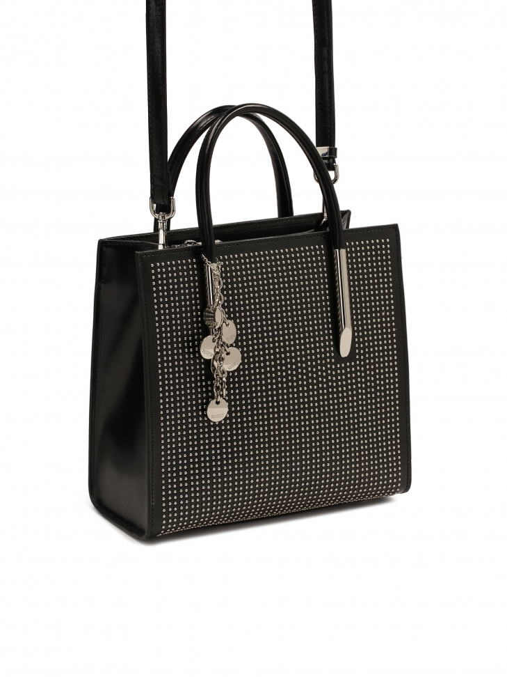 Czarna torebka z brelokiem zdobiona srebrnymi dżetami