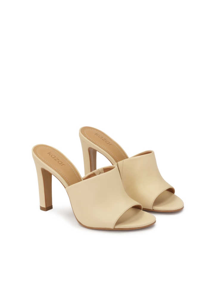 Jasne skórzane klapki na obcasie