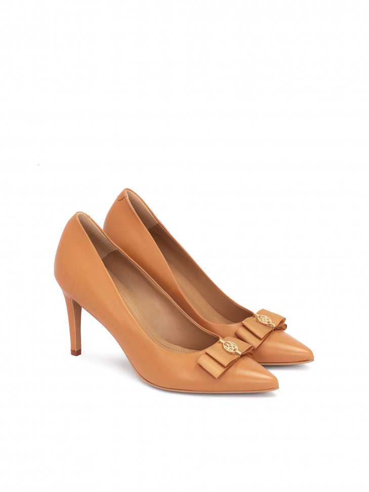 Jasnobrązowe skórzane czółenka z kokardą