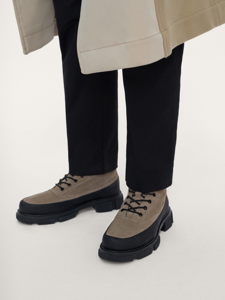 Beżowo-czarne trzewiki męskie wykonane z różnorodnych materiałów