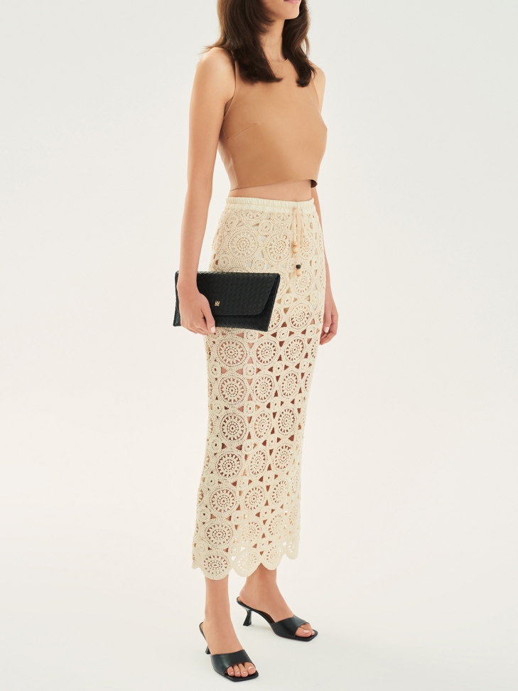 Czarne skórzane klapki damskie z kwadratowym noskiem