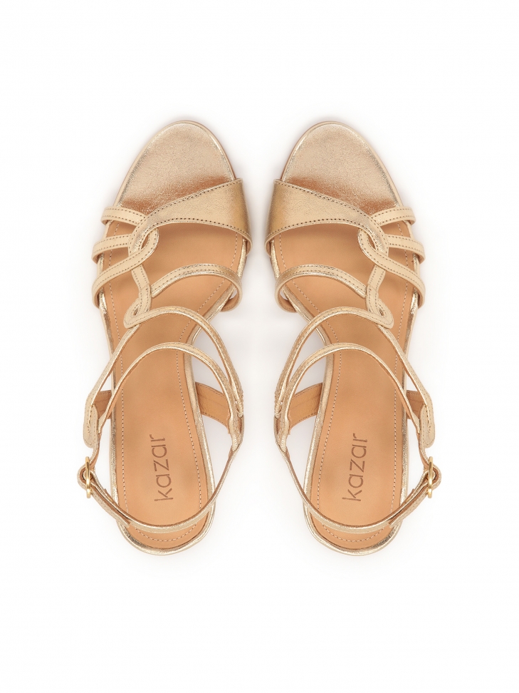 Złote sandały z finezyjnymi paskami