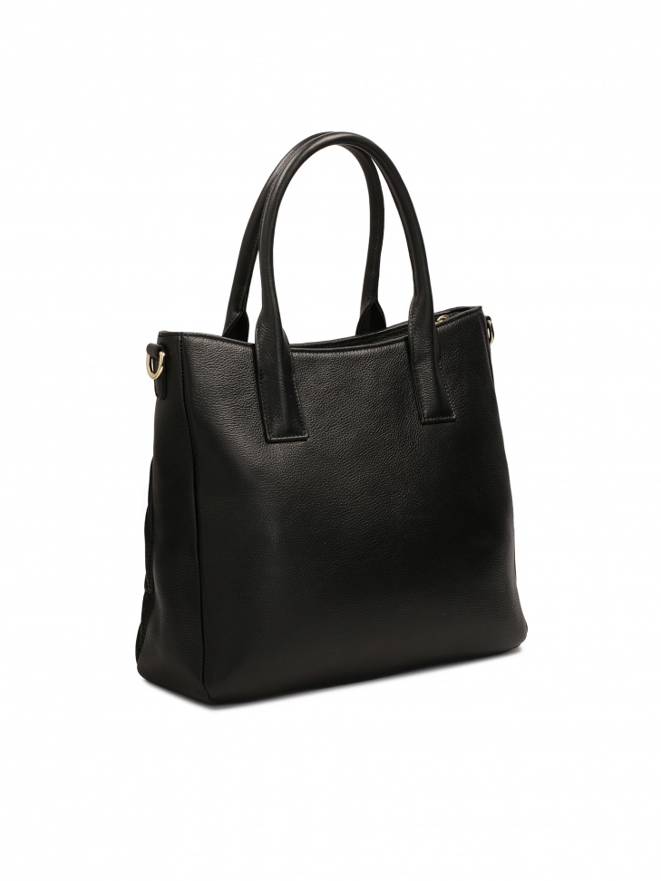 Pikowana torebka z uchwytami do ręki i brelokiem