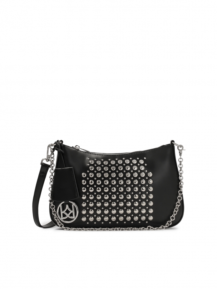 Czarna skórzana torebka z paskiem i łańcuszkiem ozdobiona oągłymi nitami