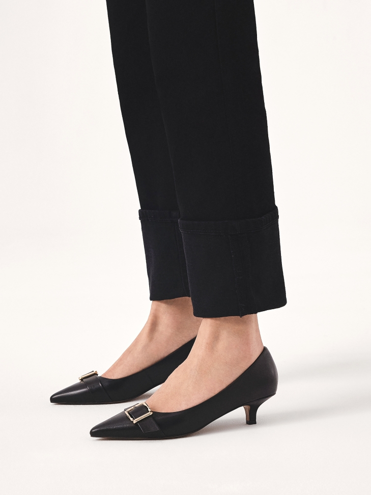 Skórzane czółenka z obcasami typu kitten heel