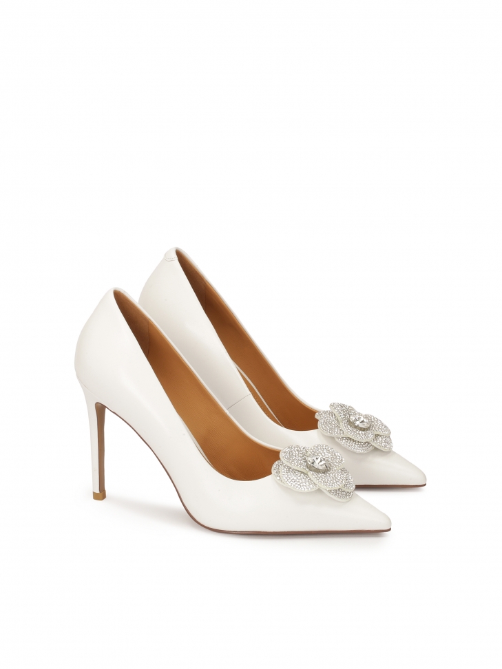 Białe skórzane czółenka z błyszczącym kwiatem