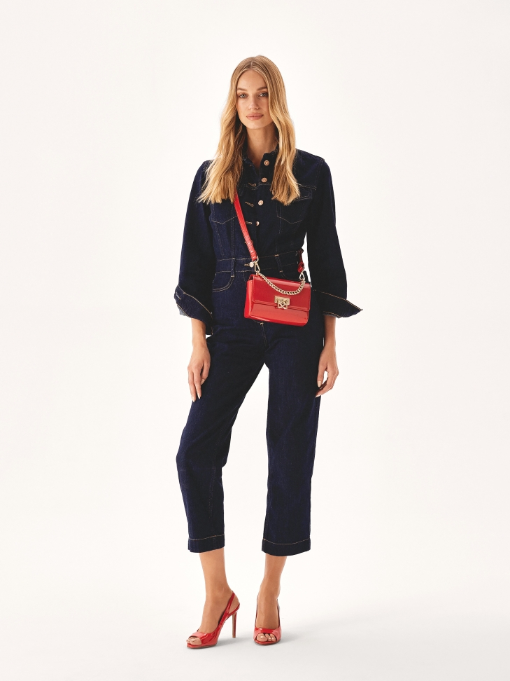 Czerwona mała torebka z paskiem na ramię