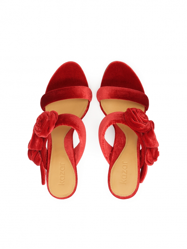 Czerwone klapki z trójwymiarową ozdobą