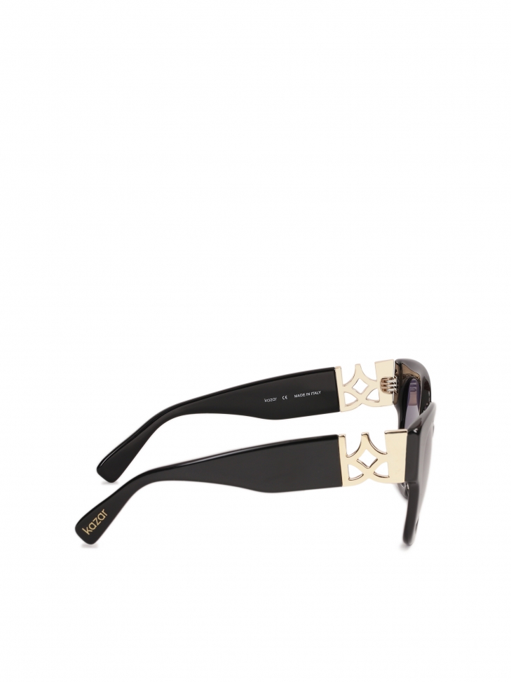 Czarne okulary przeciwsłoneczne ze zdobionymi zausznikami