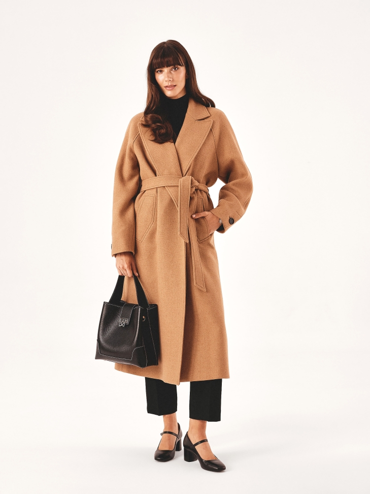 Czarna torebka z eleganckim zapięciem