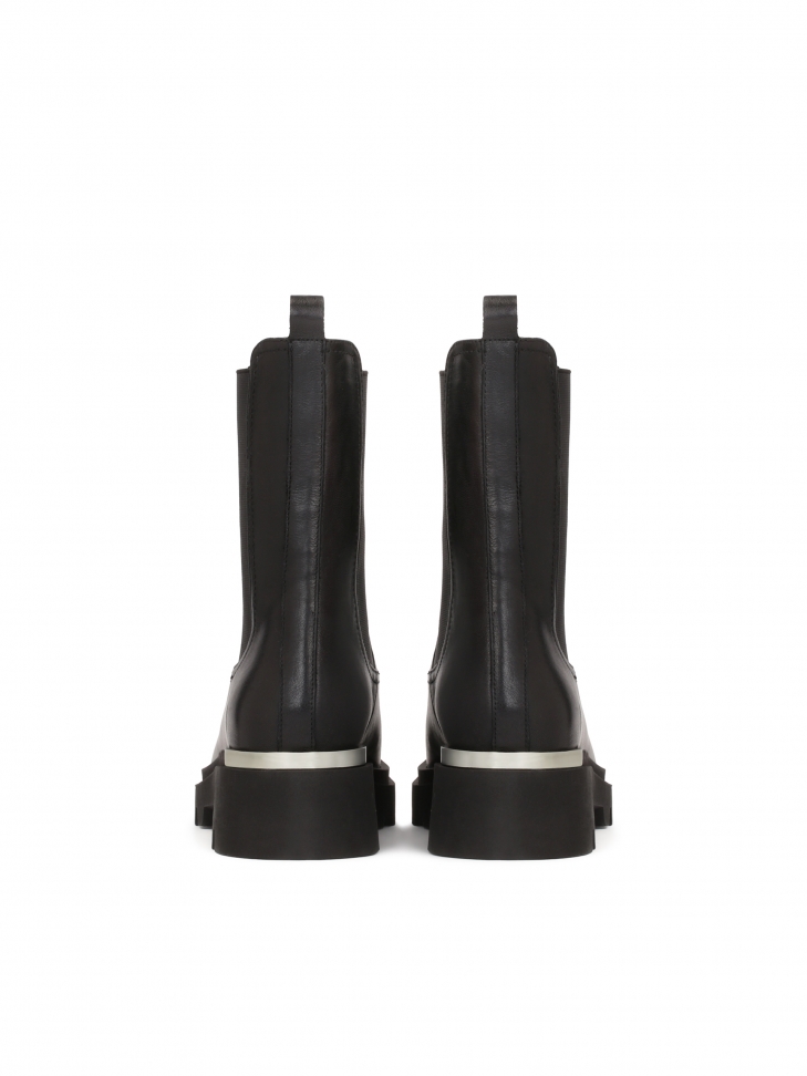 Skórzane botki typu chelsea z wysoką cholewką i metalowymi wstawkami