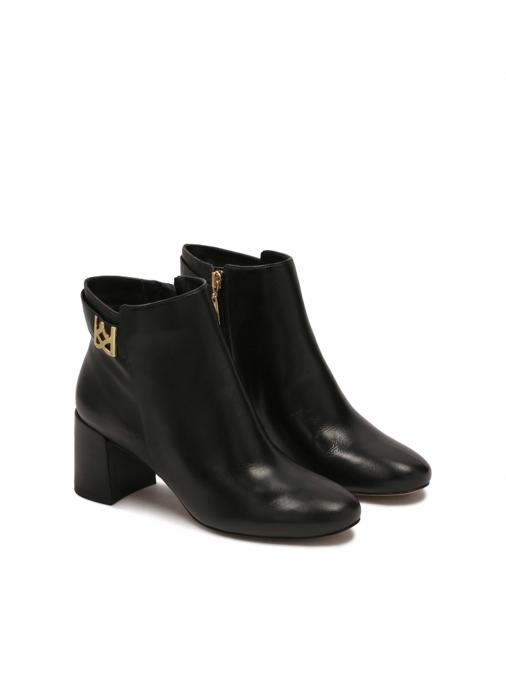 Czarne botki na szerokim obcasie