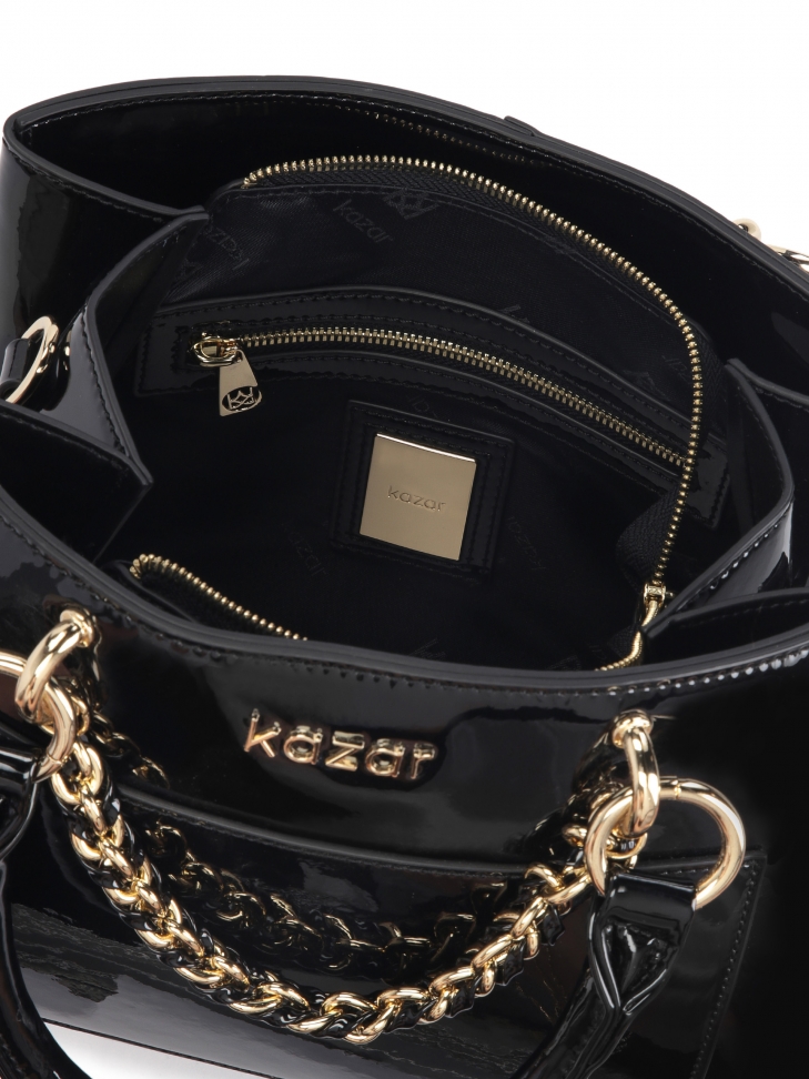 Elegancka lakierowana torebka kuferek ozdobiona łańcuszkiem
