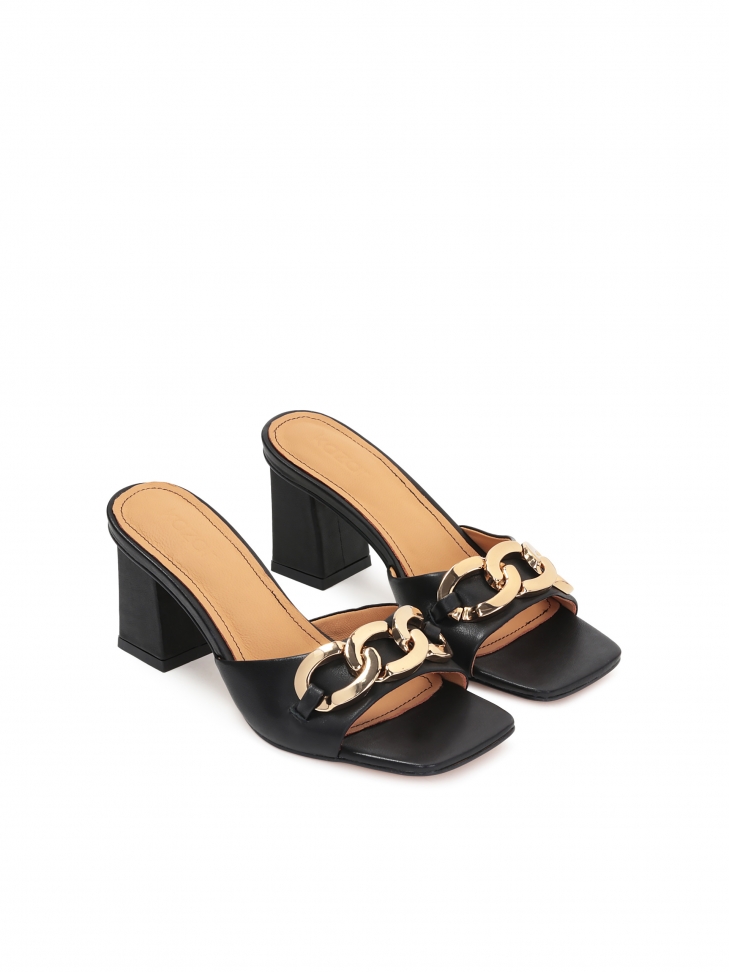 Skórzane klapki na słupku ozdobione grubym łańcuchem