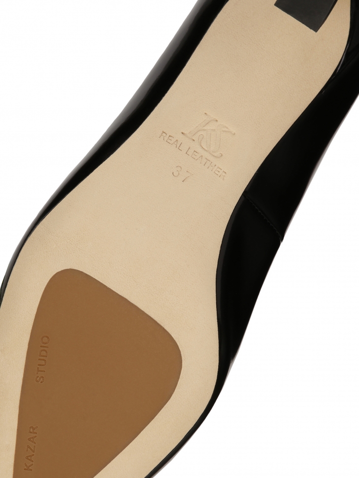 Czarne czółenka z noskiem w szpic na skośnym obcasie