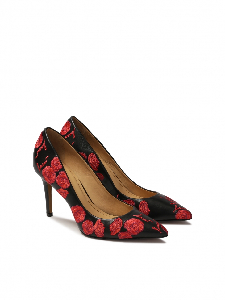 Czarne czółenka w kwiecisty wyszywany wzór