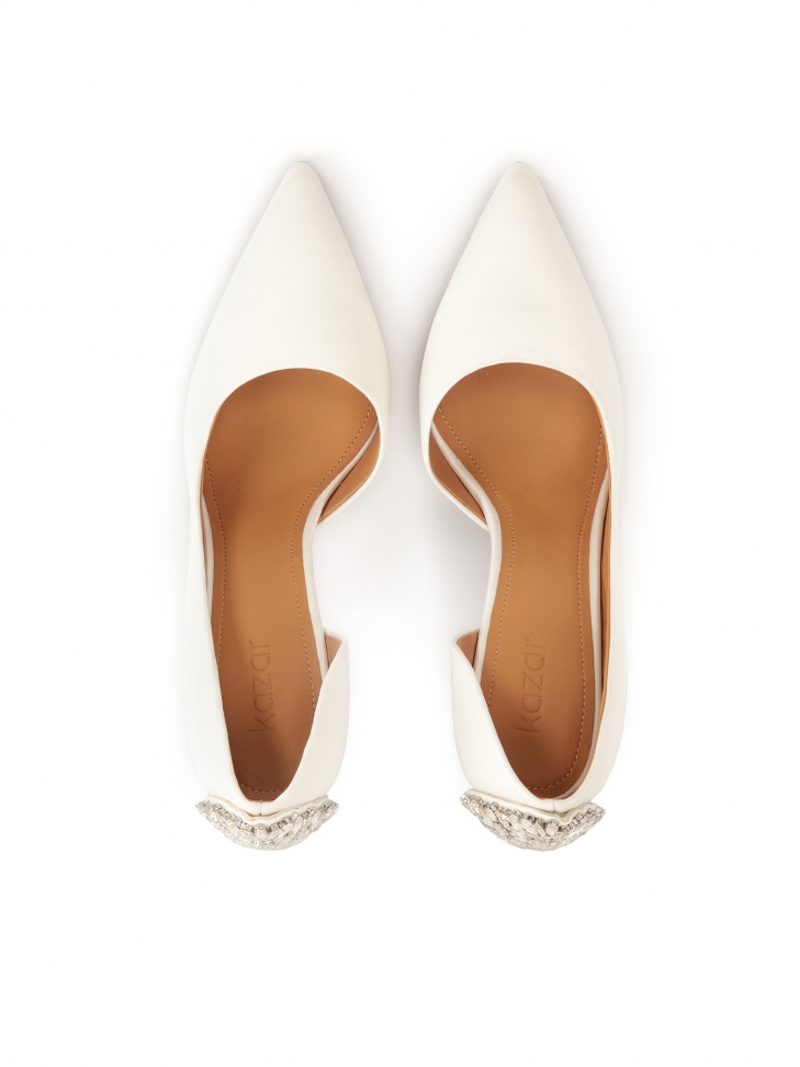 Czółenka ślubne z dużą biżuteryjną ozdobą