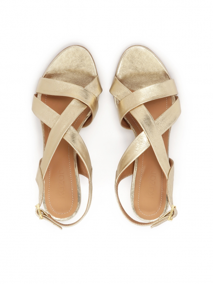 Złote sandały z szerokimi paskami