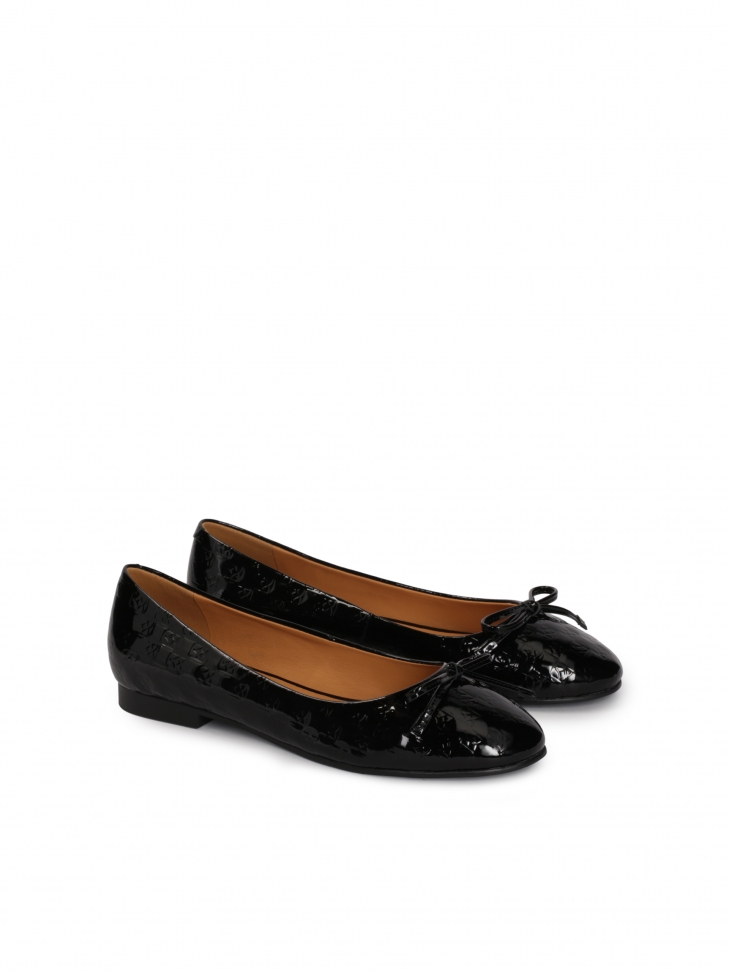 Lakierowane baleriny z zaoąglonym noskiem