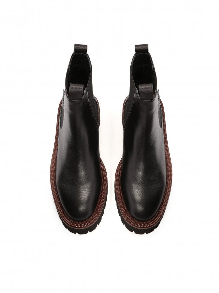 Czarne botki chelsea z brązową lamówką na podeszwie