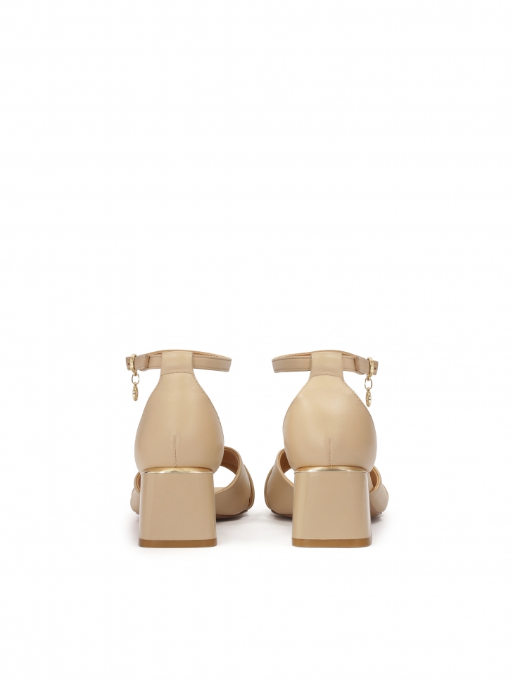 Beżowe sandały na szerokim obcasie z pełną piętą