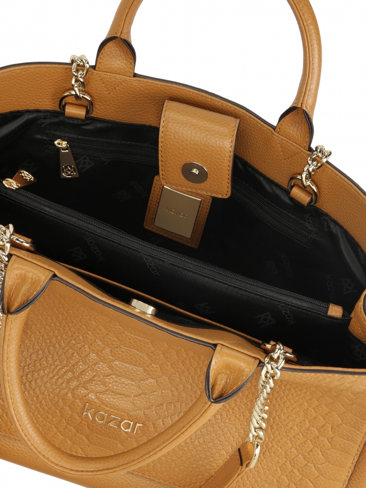 Jasnobrązowy kuferek z tłoczoną klapą