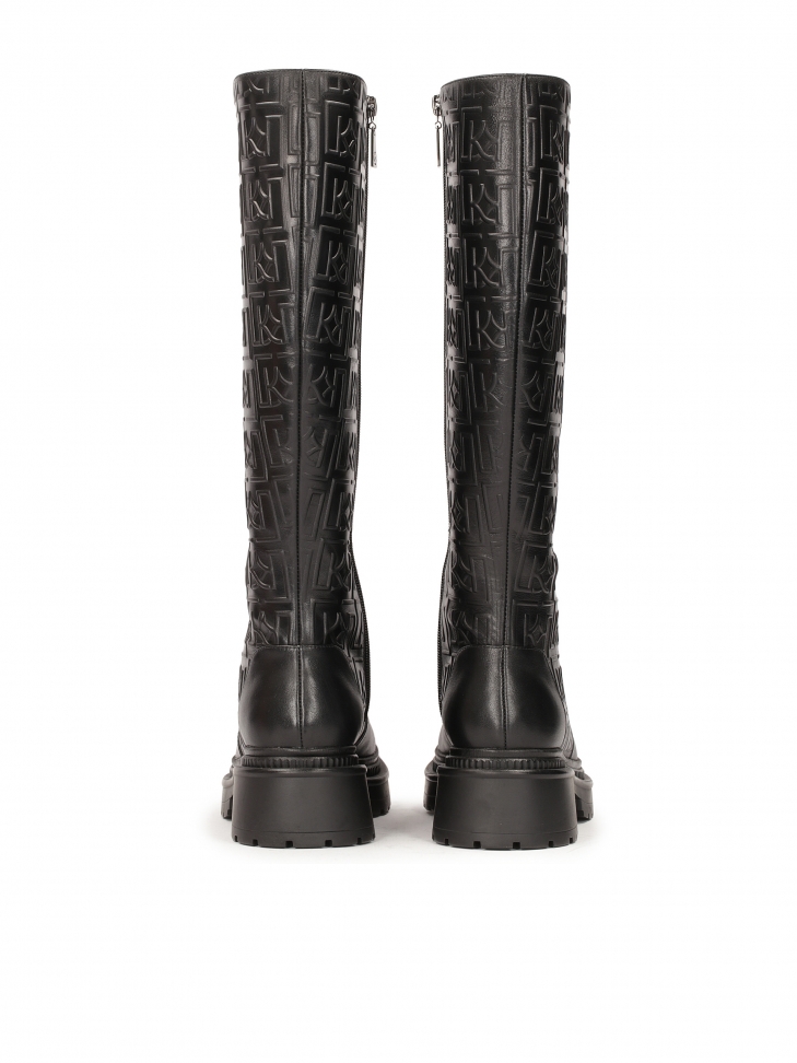 Kozaki ze skóry zdobionej tłoczonym wzorem