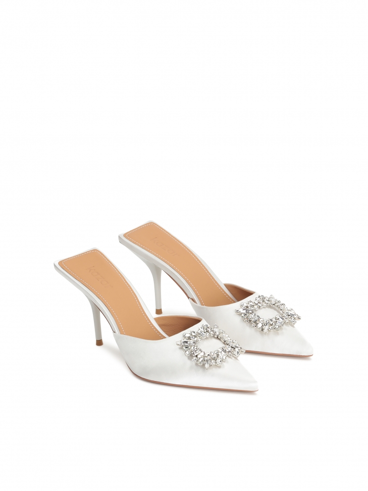 Białe klapki ślubne z kwadratową piętą i dużą ozdobą